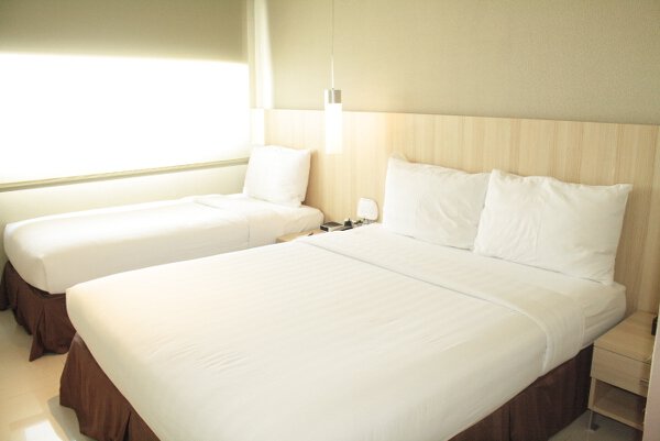 Each room has two beds: single and twin.