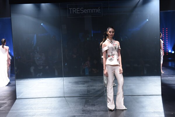 Mark Bumgarner interprets modern elegance in red and nude softly structured ensembles with his signature feminine touch.